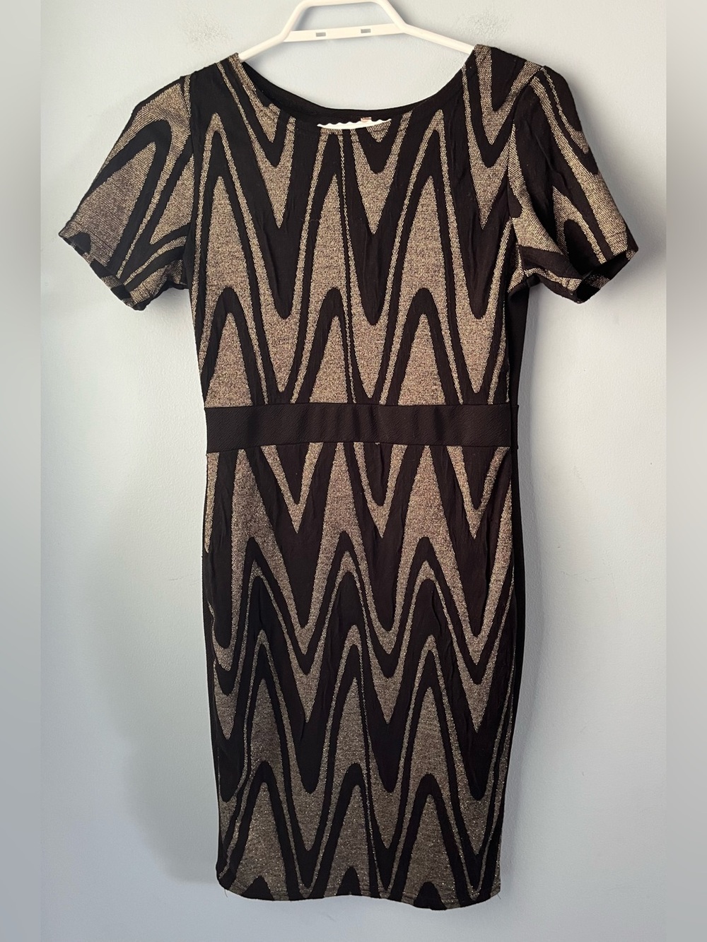 Misha USA Black & Gold Metallic Chevron Short Sleeve Stretch Mini Cocktail Dress